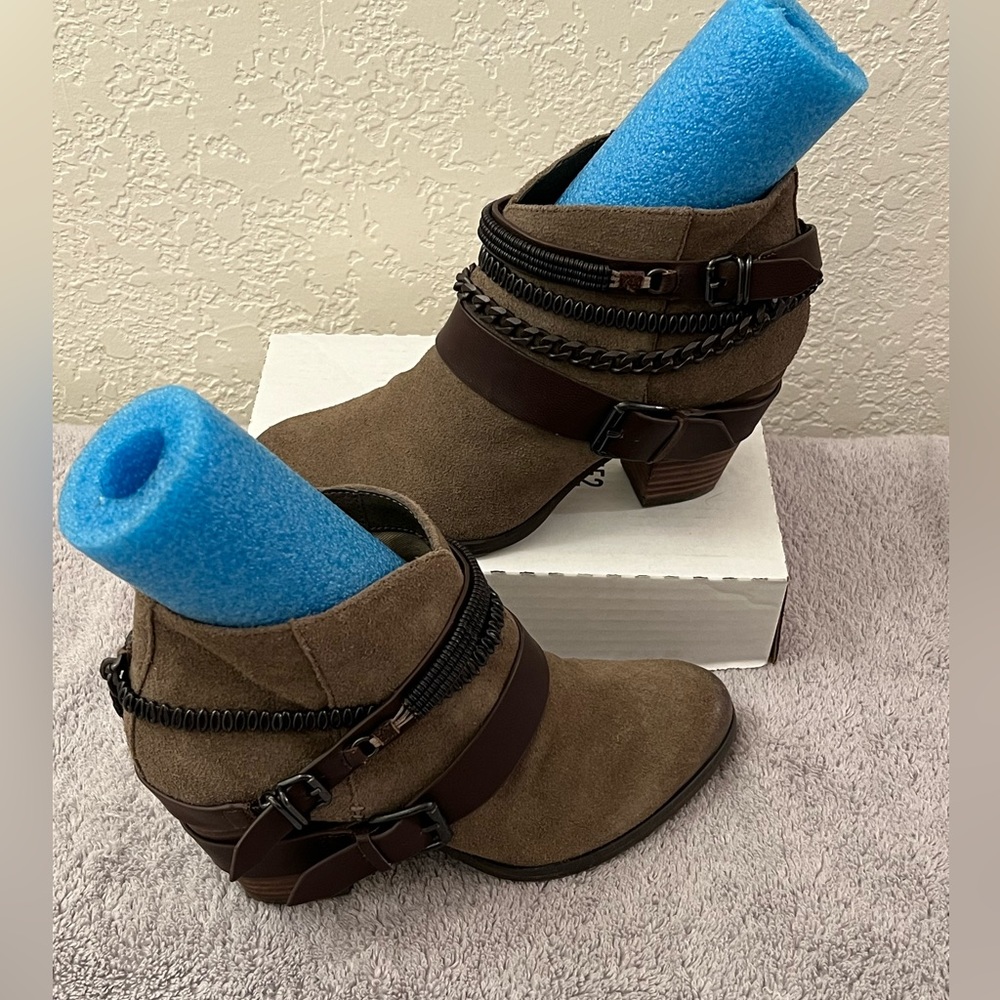 Trouve Bristol Suede Leather Chain Detail Western Ankle boots‎ sz 8 EUC Side Zip